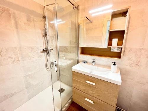 une salle de bain avec une douche en verre et un lavabo dans l'établissement Charmant T2 au cœur de Bourges, à Bourges