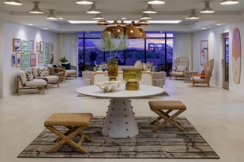Χώρος καθιστικού στο Beal House Fort Walton Beach, Tapestry Collection By Hilton