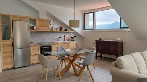 uma cozinha e sala de jantar com mesa e cadeiras em Apartamento en Posada de Llanes em Posada de Llanes