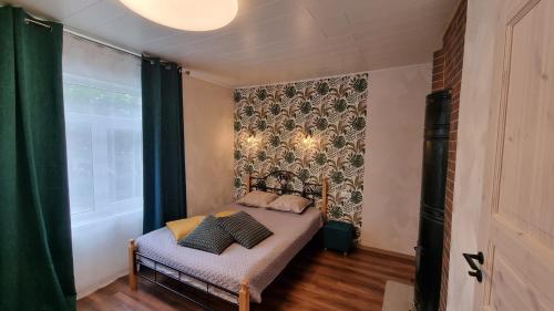 een klein bed in een kamer met een raam bij Mustvee Puhkemaja in Mustvee