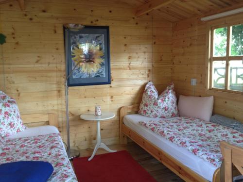 a room with two beds in a log cabin at Sommersitz in Hohnstorf