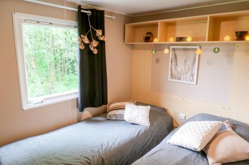 une chambre avec un lit et une fenêtre dans l'établissement Mini-Glamping en Auvergne, à Sainte-Christine