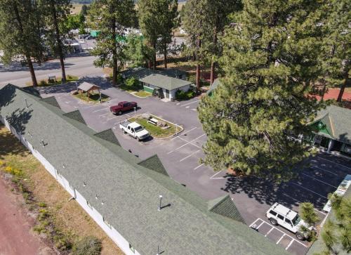 an overhead view of a parking lot with cars parked at Green Gables Motel & Suites in Burney
