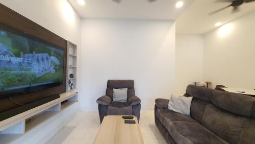 クアラルンプールにあるA Place Like Home Landed House Kuala Lumpurのソファとテレビのあるリビングルーム
