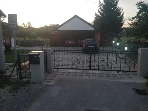 ein Tor mit einem Auto auf einem Parkplatz in der Unterkunft Soba - Room - Zimmer M in Karlovac