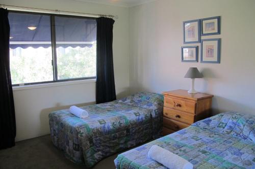 Giường trong phòng chung tại Grangewood Court Apartments