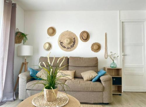 a living room with a couch and a table at Caporizon-Villa Courant-Terrasse-Proche Plage in Mimizan