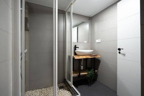 La salle de bains est pourvue d'un lavabo et d'un miroir. dans l'établissement El Mirador, à Alicante