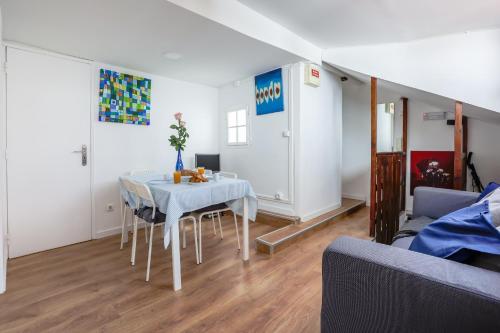 Cozy 3 Bedroom Apt in lively Bairro Alto