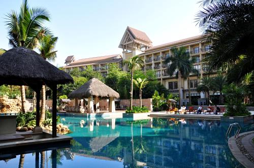 a swimming pool in front of a hotel at Dongguan Richwood Garden Hotel in Dongguan