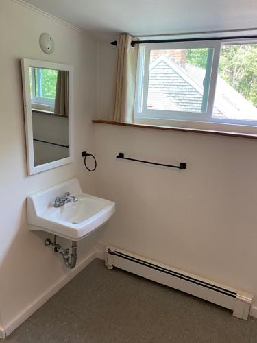 y baño con lavabo y espejo. en HI - Martha's Vineyard Hostel, en Vineyard Haven