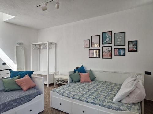een slaapkamer met een bed met kussens erop bij Suite Da Gabry 2 in Olbia