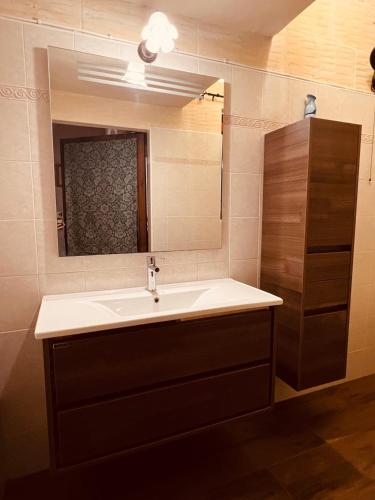 La salle de bains est pourvue d'un lavabo et d'un miroir. dans l'établissement Narcisa Farmhouse B&B, à In-Nadur