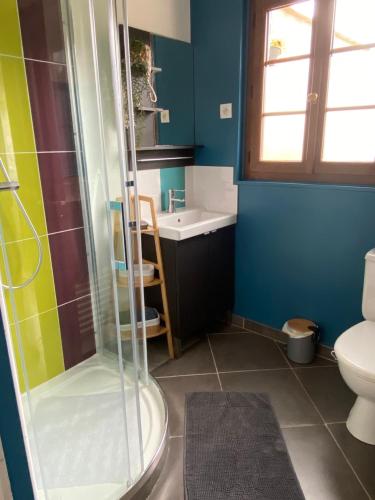 A bathroom at Studio cosy en Normandie