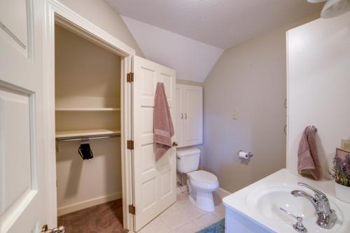 een badkamer met een toilet en een wastafel bij Jackson Lakefront Getaway with Balcony, Dock Access in Jackson