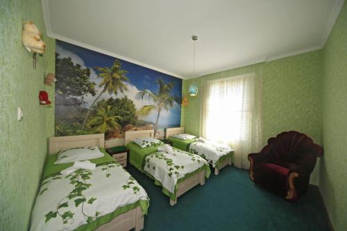 1 dormitorio con 3 camas, silla y ventana en VILLA TAMARISI, en Rokit'i