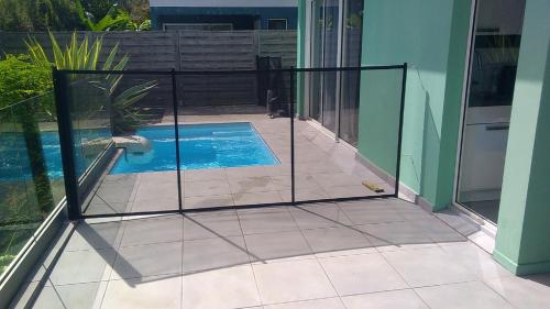 a screened in swimming pool in a house at Les Villas Jalnas logement HATEYA in Les Trois-Îlets