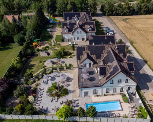 einen Luftblick auf ein großes Haus mit einem Pool in der Unterkunft Jarzębinowy Resort & SPA in Braniewo