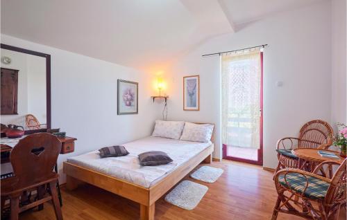 Habitación con cama, mesa y escritorio. en Nice Home In Petrinja With House A Panoramic View, en Petrinja