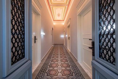 einen Flur mit Fliesenboden und einer Decke in der Unterkunft Palazzo di Sitia Luxury Suites in Sitia