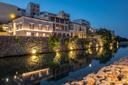 una casa en el río por la noche en Palazzo di Sitia Luxury Suites en Sitia