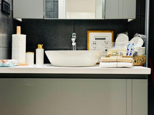 a counter with a white bowl on top of a sink at Otel konforunda Lux Residence in Konak