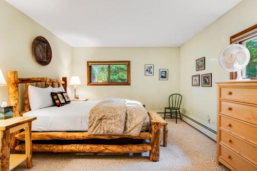 1 dormitorio con cama de madera y vestidor en Northwoods Paradise, en Eagle River