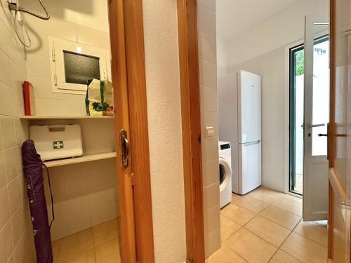 a bathroom with a washer and dryer in a room at Villa Ana R9 in Santo Tomás