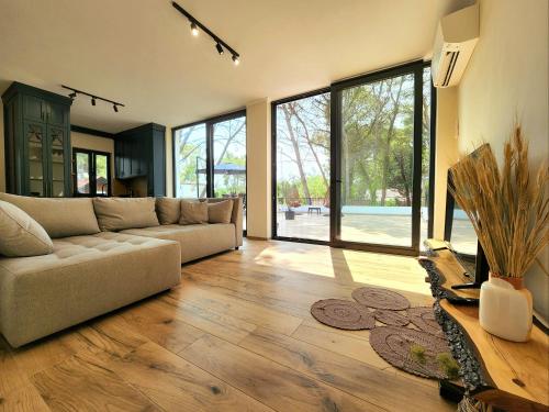 Χώρος καθιστικού στο PineTrees Penthouse @ the beach