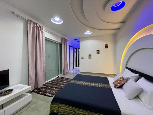 1 dormitorio con 1 cama grande en una habitación en Master Suite in Bellavista Andalucia with Pool and Beach, en Al Matlīn