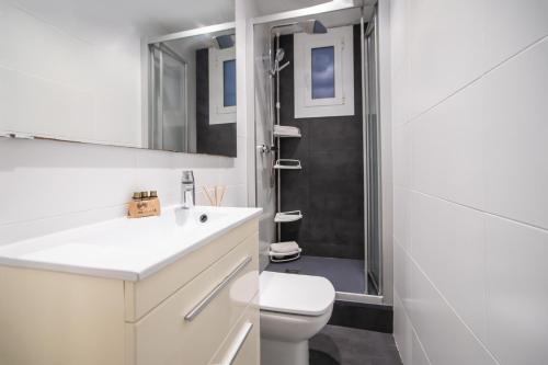 W łazience znajduje się toaleta, umywalka i prysznic. w obiekcie P2VIL1042 Modern & Cozy Apartment Poble Sec w Barcelonie