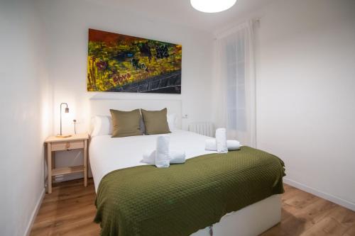 sypialnia z łóżkiem z obrazem na ścianie w obiekcie P2VIL1042 Modern & Cozy Apartment Poble Sec w Barcelonie