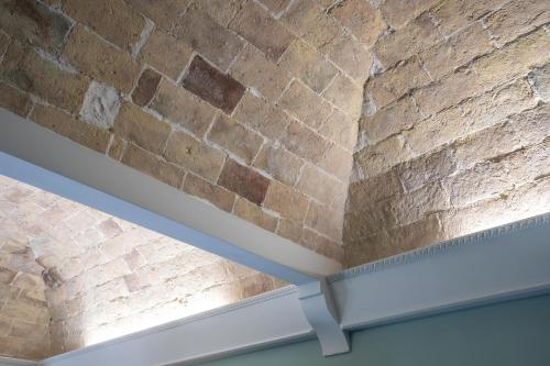 un soffitto in mattoni in una stanza con muro di mattoni di VILLA ACTEA a Vasto