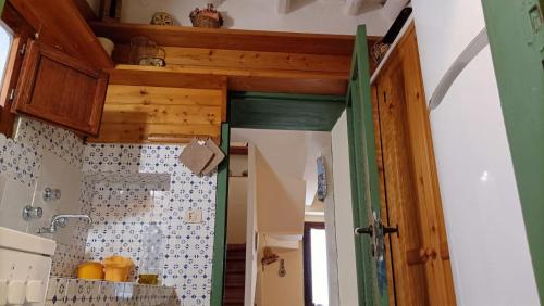 エーリチェにあるCasa Bombonieraの木製のドア付きのキッチン