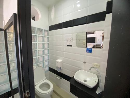 La salle de bains est pourvue de toilettes et d'un lavabo. dans l'établissement Hotel Malecon Puerto Berrio, à Puerto Berrío