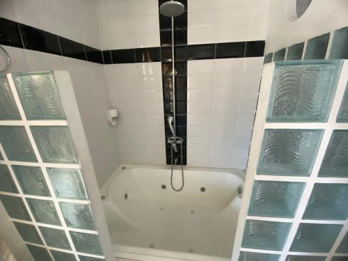 a bathroom with a bath tub with a shower at Hotel Malecon Puerto Berrio in Puerto Berrío