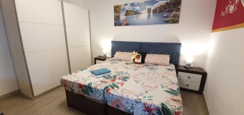 un dormitorio con una cama con un perro sentado en ella en Beautiful apartment in the center, en Tarragona