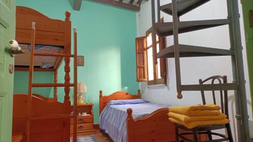 エーリチェにあるCasa Bombonieraのベッドルーム1室(二段ベッド2台、はしご付)