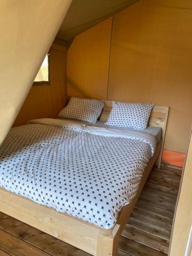 a bedroom with a bed in a house at Glampingtent - Camping Botniahiem - Damwoude-dichtbij Dokkum in Dantumawoude