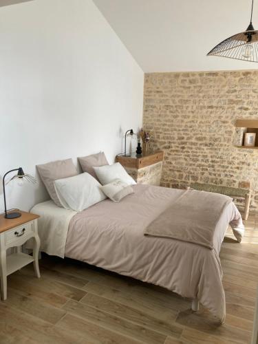 Postel nebo postele na pokoji v ubytování Chambre d’hôtes de la Source
