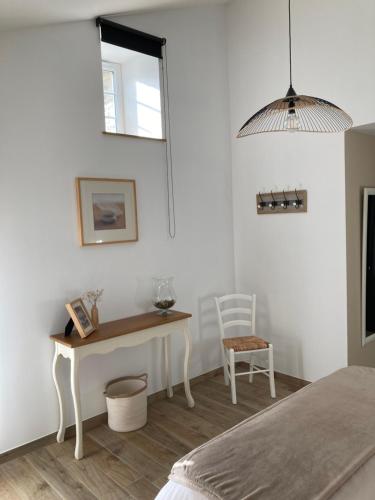 a bedroom with a desk and a chair at Chambre d’hôtes de la Source in Melle