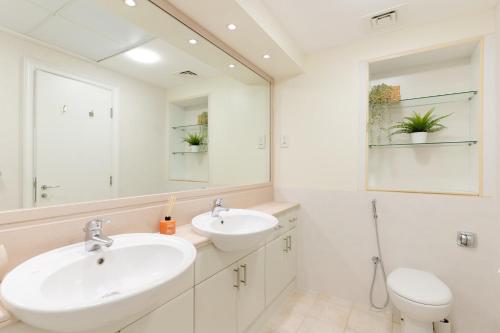 y baño con lavabo, aseo y espejo. en LUXFolio Retreats - Astonishing 3BHk Apartment, en Dubái