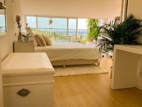 奧傑斯的住宿－Lisbon-Room Com，一间卧室设有一张床和一个大窗户
