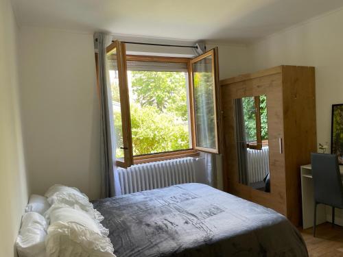 Postel nebo postele na pokoji v ubytování Chambre privée vue sur le jardin proche centre ville