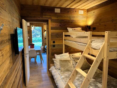 a bedroom with two bunk beds in a cabin at Le cerf majestueux, Bolquere in Bolquere Pyrenees 2000