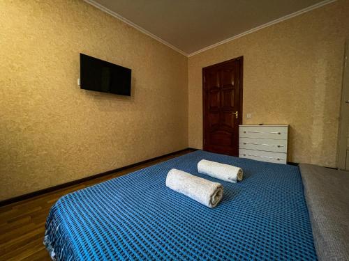 - une chambre avec un lit et 2 serviettes dans l'établissement Перемоги 25 в Центре возле набережной, à Krementchouk