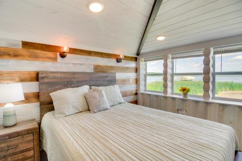 Легло или легла в стая в Lakefront Motley Vacation Rental with Deck and Dock!