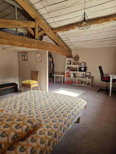 une chambre avec un lit, une table et des chaises dans l'établissement Maison de campagne avec piscine dans le bordelais, à Périssac
