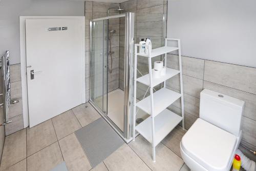 a bathroom with a shower and a toilet at Spacious&Comfy 2 bed in Camden Town&Kings cross in London