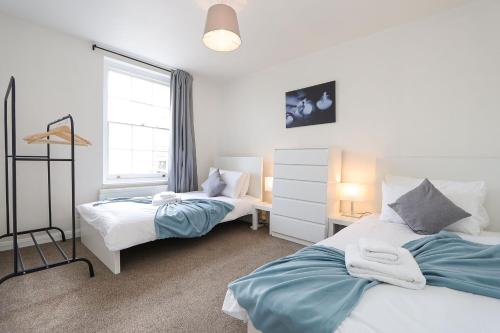 Giường trong phòng chung tại Spacious&Comfy 2 bed in Camden Town&Kings cross